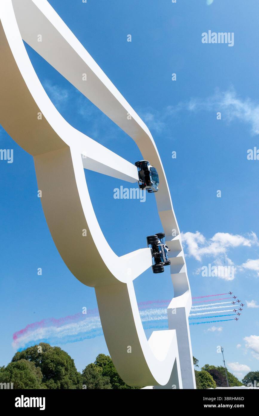 Goodwood, West Sussex, Royaume-Uni. 13 juillet 2025. Le dimanche de Goodwood accueille la finale fusillade pour les voitures qui tentent de monter la côte dans les plus brefs délais, ainsi qu'un mélange de voitures de route et de voitures de course et motos historiques et modernes. Un thème sur la piste est le 75e anniversaire de la formule 1 tandis que la sculpture principale devant Goodwood House rend hommage au designer automobile Gordon Murray, survolé par l'équipe d'affichage Red Arrows Banque D'Images