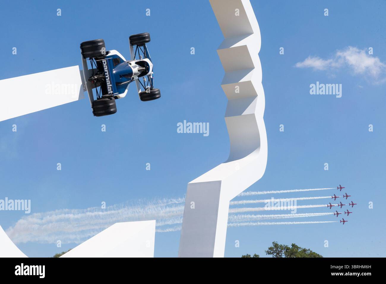 Goodwood, West Sussex, Royaume-Uni. 13 juillet 2025. Le dimanche de Goodwood accueille la finale fusillade pour les voitures qui tentent de monter la côte dans les plus brefs délais, ainsi qu'un mélange de voitures de route et de voitures de course et motos historiques et modernes. Un thème sur la piste est le 75e anniversaire de la formule 1 tandis que la sculpture principale devant Goodwood House rend hommage au designer automobile Gordon Murray, survolé par l'équipe d'affichage Red Arrows Banque D'Images