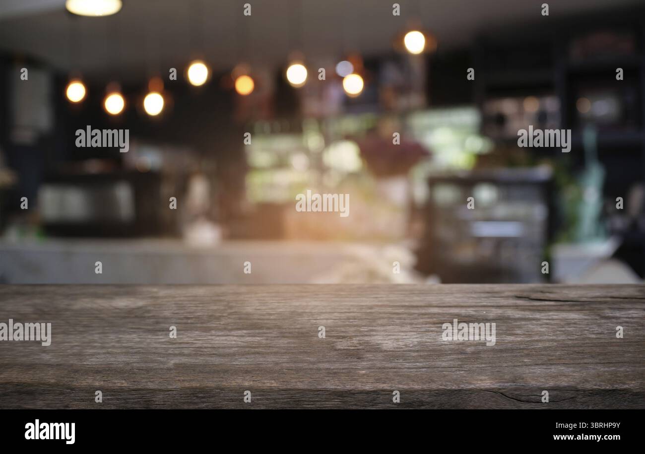 Table en bois sombre vide en face de l'arrière-plan flou flou abstrait de restaurant . peuvent être utilisés pour l'affichage ou un montage de vos produits.maquette pour spa Banque D'Images Table en bois sombre vide en face de l'arrière-plan flou flou abstrait de restaurant . peuvent être utilisés pour l'affichage ou un montage de vos produits.maquette pour spa Banque D'Images