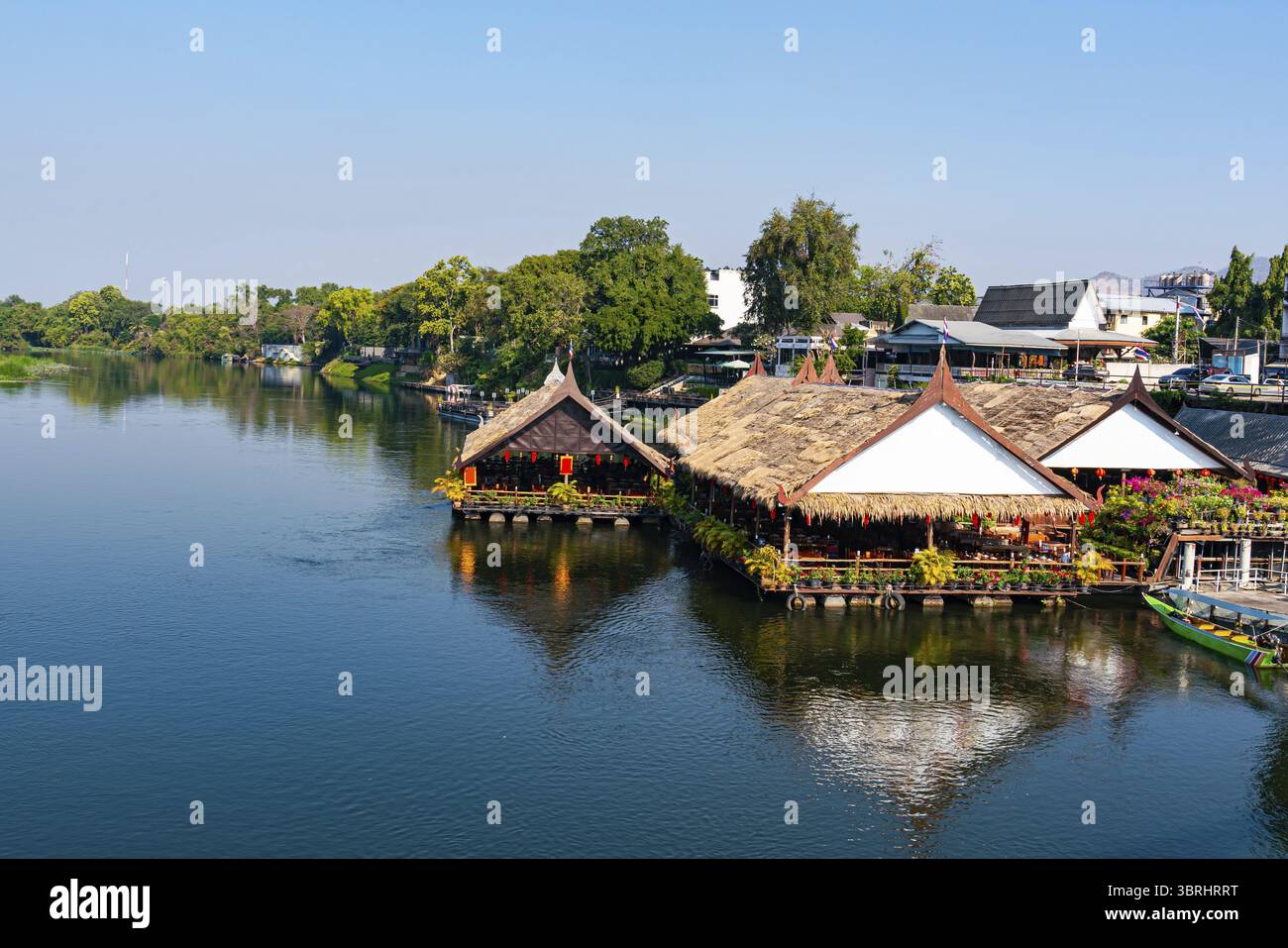 Vue du restaurant flottant sur la rivière kwai dans la province de Kanchanaburi, Thaïlande le matin du nouvel an chinois 2025 Banque D'Images