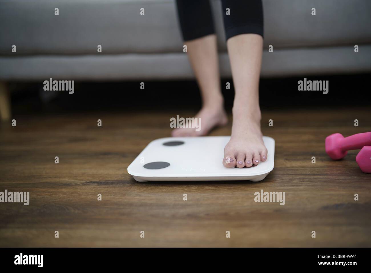 Régime gras et pieds de balance debout sur des balances électroniques pour le contrôle du poids. Instrument de mesure en kilogramme pour un contrôle de régime Banque D'Images
