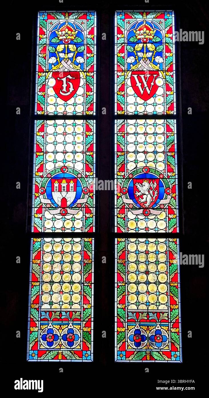 Vue verticale de vitraux multicolores antiques à l'intérieur de la Tour de poudre dans le vieux Prague, République tchèque Banque D'Images