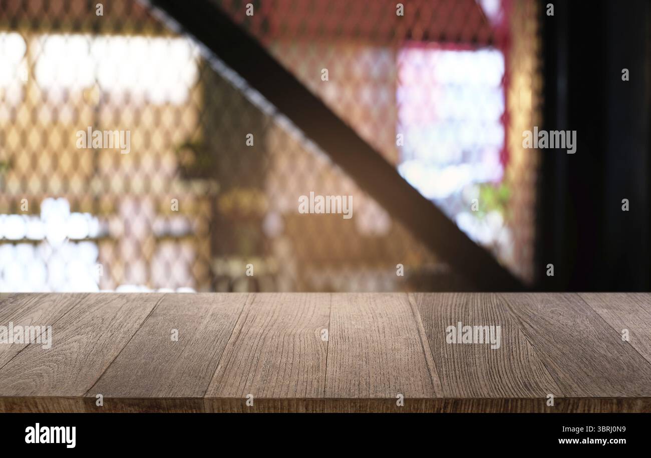 Table en bois sombre vide en face de l'arrière-plan flou flou abstrait de restaurant . peuvent être utilisés pour l'affichage ou un montage de vos produits.maquette pour spa Banque D'Images Table en bois sombre vide en face de l'arrière-plan flou flou abstrait de restaurant . peuvent être utilisés pour l'affichage ou un montage de vos produits.maquette pour spa Banque D'Images