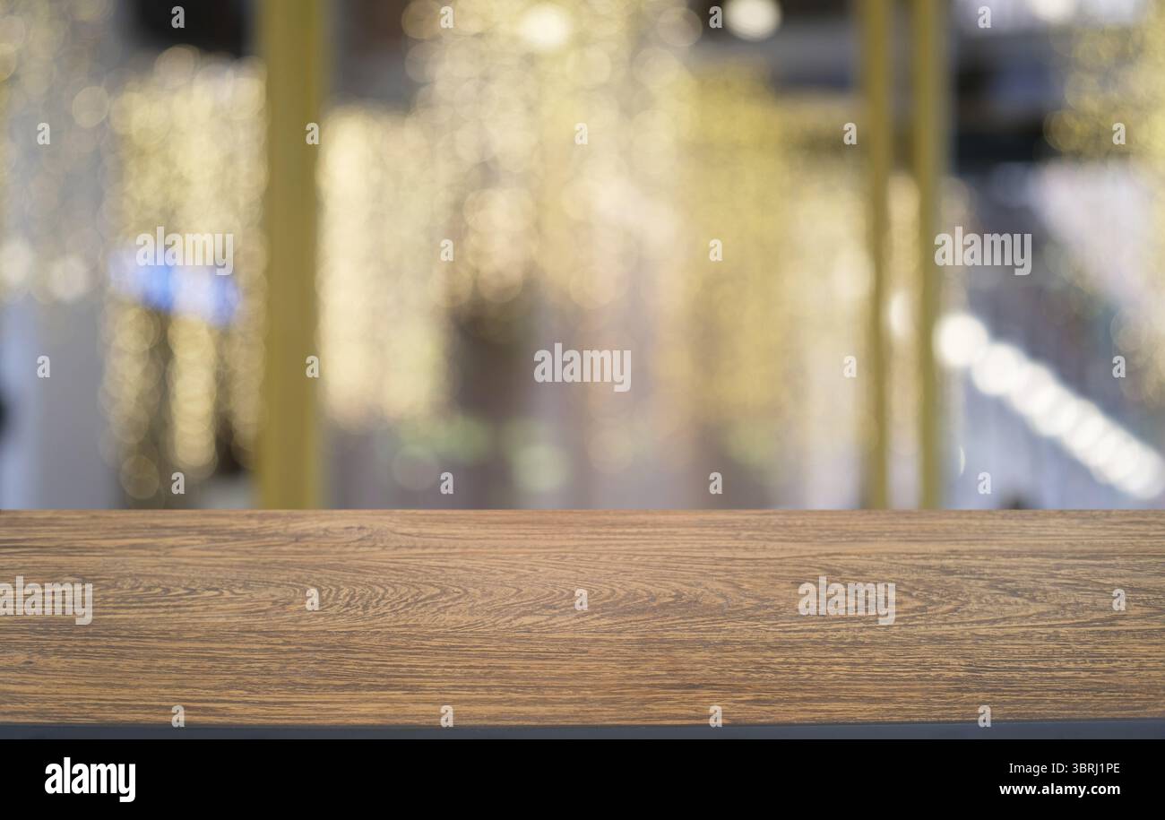 Table en bois sombre vide en face de l'arrière-plan flou flou abstrait de restaurant . peuvent être utilisés pour l'affichage ou un montage de vos produits.maquette pour spa Banque D'Images Table en bois sombre vide en face de l'arrière-plan flou flou abstrait de restaurant . peuvent être utilisés pour l'affichage ou un montage de vos produits.maquette pour spa Banque D'Images