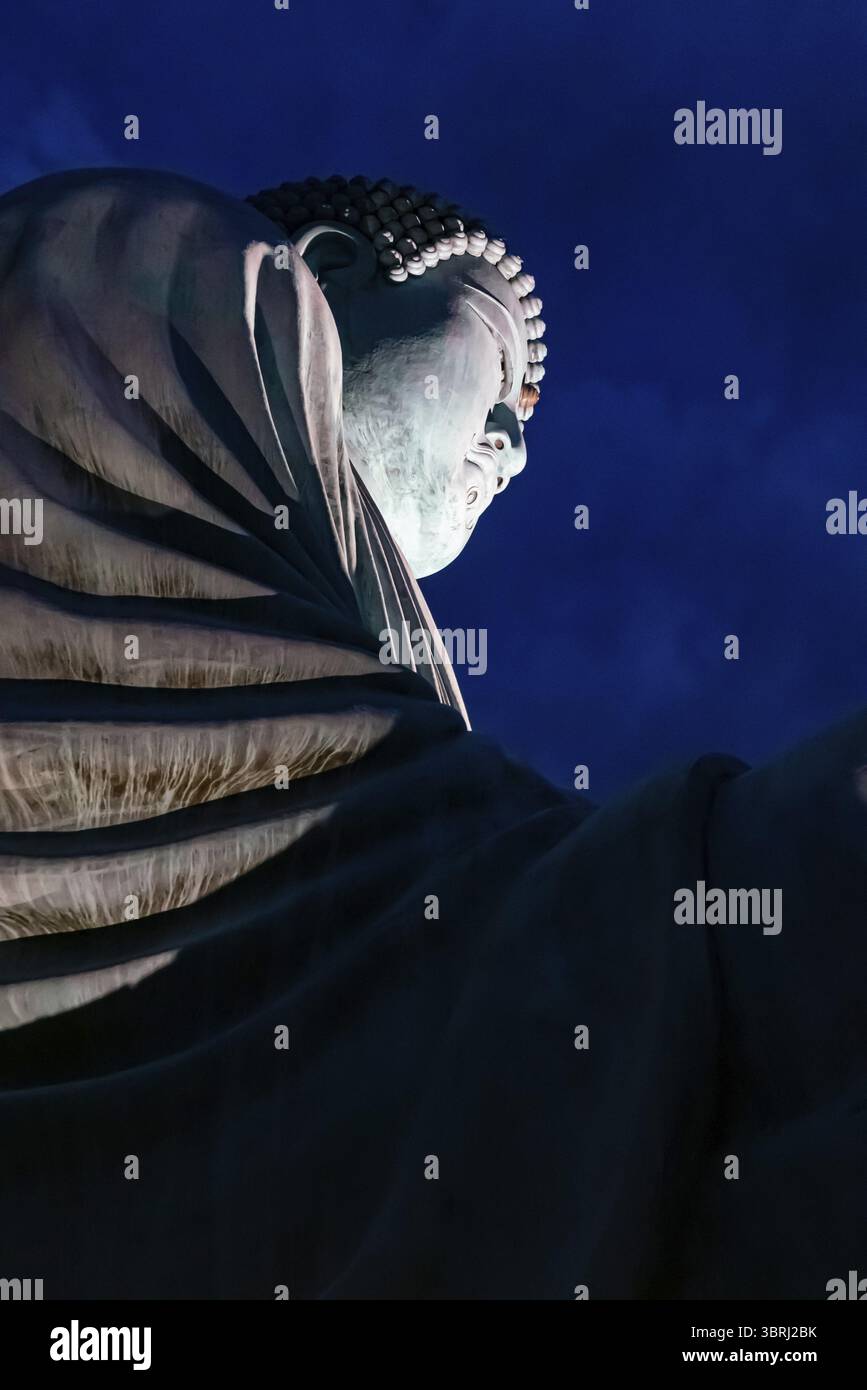 Vue en bas angle de la grande statue de Bouddha au sommet de la montagne, Doi Phra Chan, dans la matinée dans la province de Lampang, Thaïlande Banque D'Images