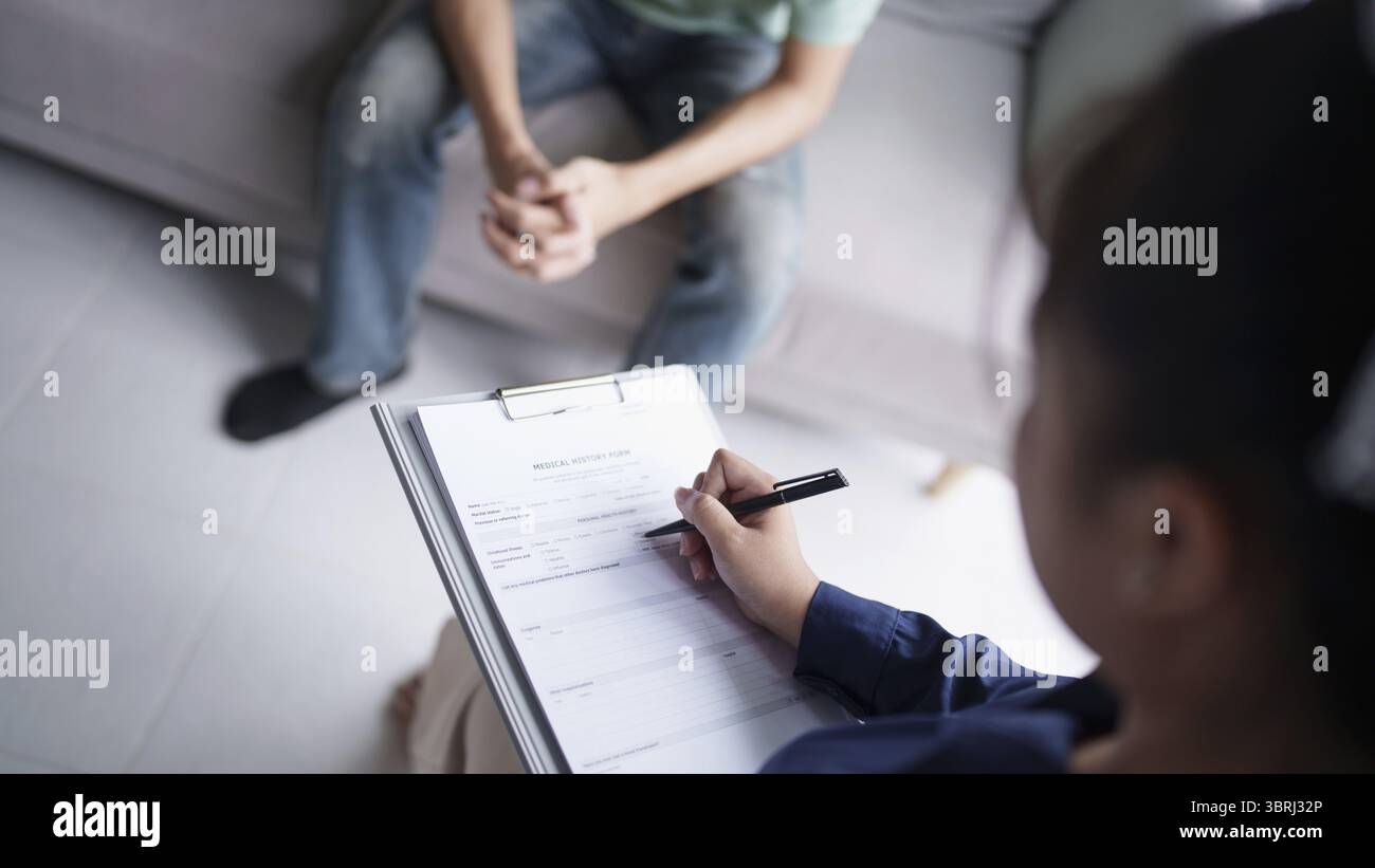 Psychothérapie professionnelle prendre note pendant le rendez-vous patient discutant des problèmes de santé mentale avec le psychologue santé mentale Banque D'Images