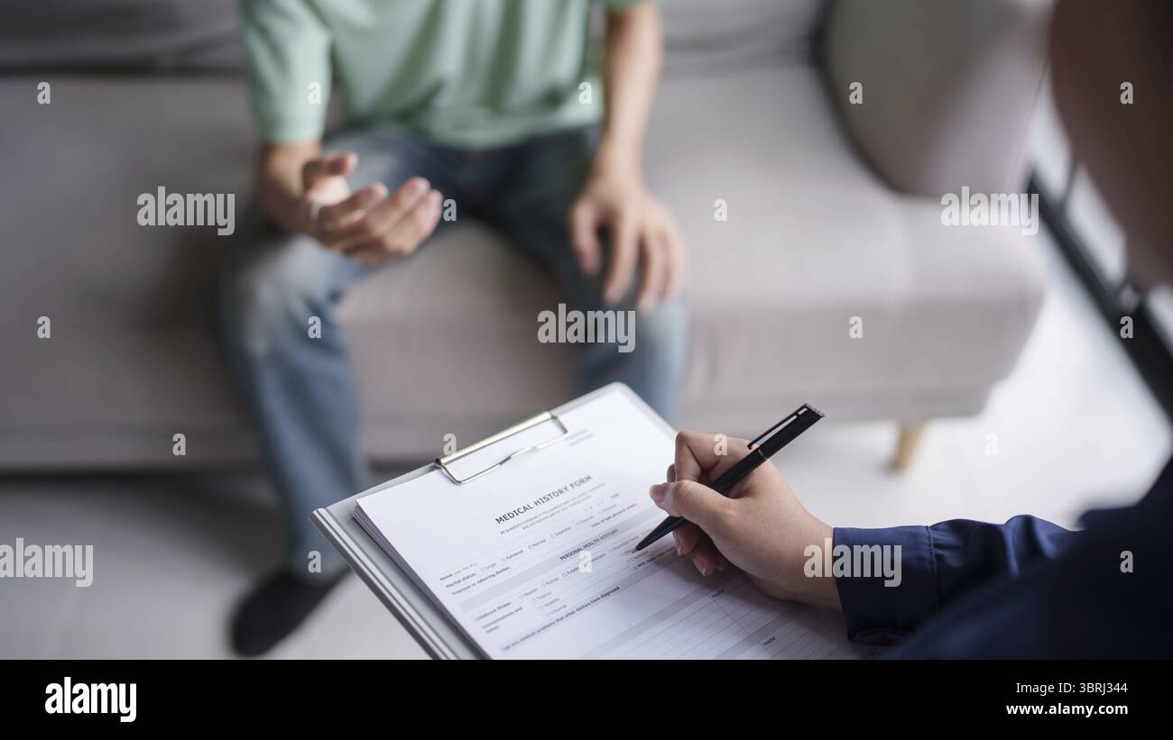 Homme triste assis sur le sofa patient discutant des problèmes de santé mentale avec le psychologue. concept de traitement de la santé mentale de l'homme asiatique déprimé Banque D'Images