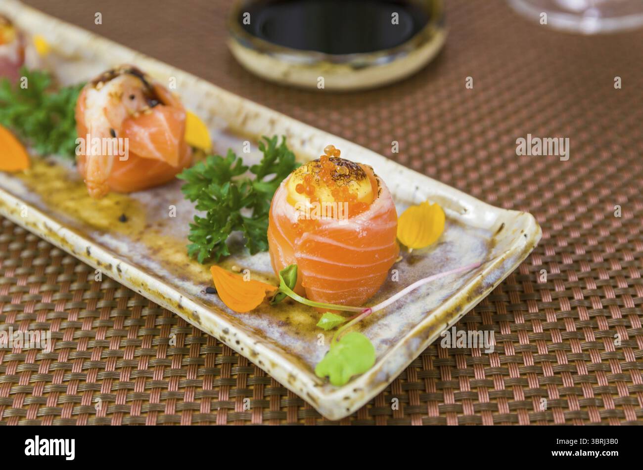 Plateau décoré avec différentes saveurs de sushi élégant. Mise au point sélective Banque D'Images