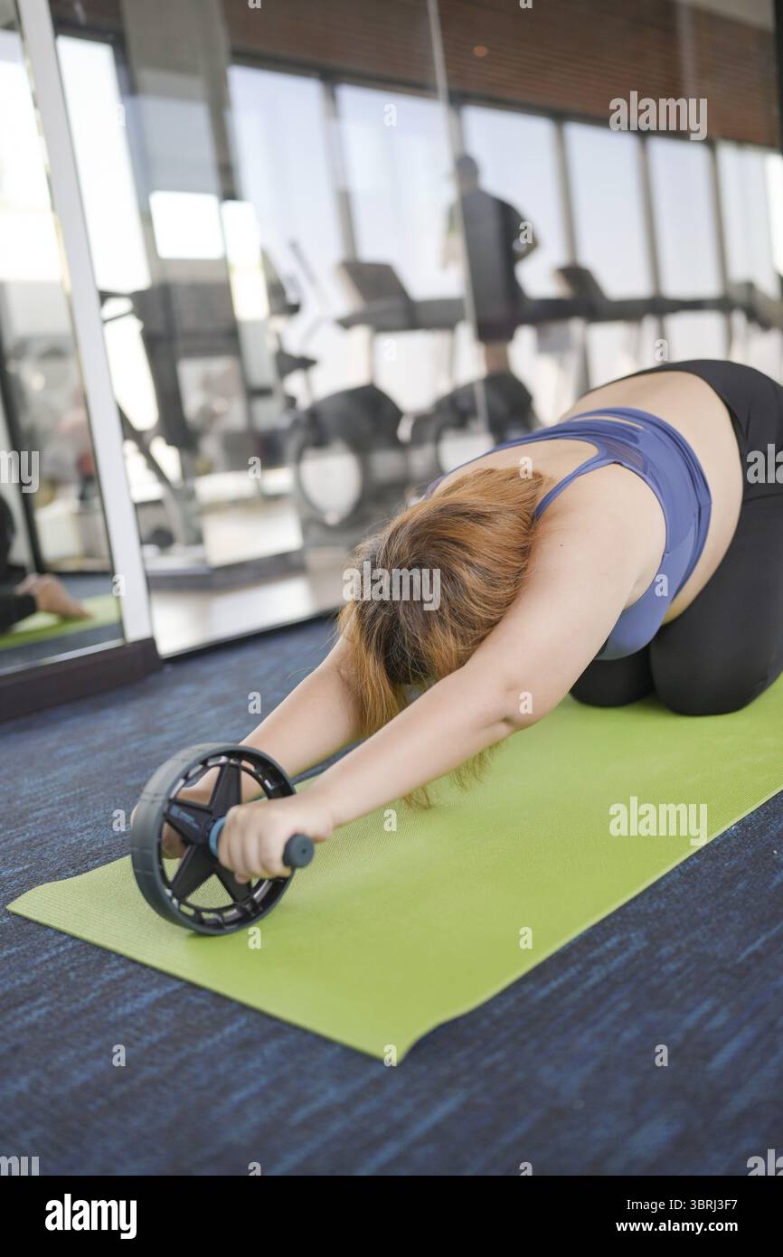 Femme en surpoids exerçant pour perdre du poids. Exercez des positions d'étirement à la maison dans le salon joyeuse Fat Woman Diet mode de vie sain Concepp Banque D'Images