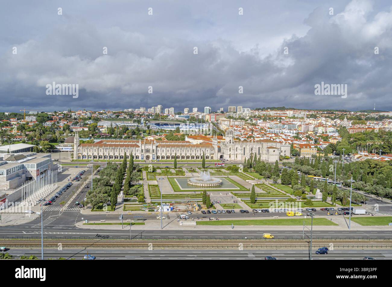 LISBONNE, PORTUGAL - 8 NOVEMBRE 2014 : vue aérienne du monastère des Jeronimos et du stade Restelo (où joue C.F. Belenenses), depuis le sommet du Banque D'Images