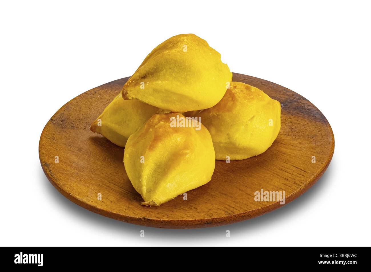 Pile de délicieuse mini tarte à l'ananas maison dans une assiette en bois isolé sur fond blanc avec chemin de découpage Banque D'Images