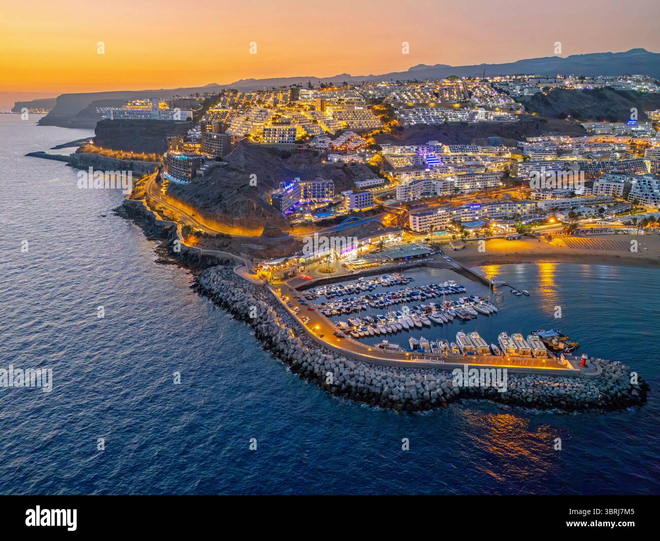 Image aérienne de haute qualité de Porto Rico sur l'île de Gran Canaria, îles Canaries, Espagne au crépuscule. 11 juillet 2025. Banque D'Images