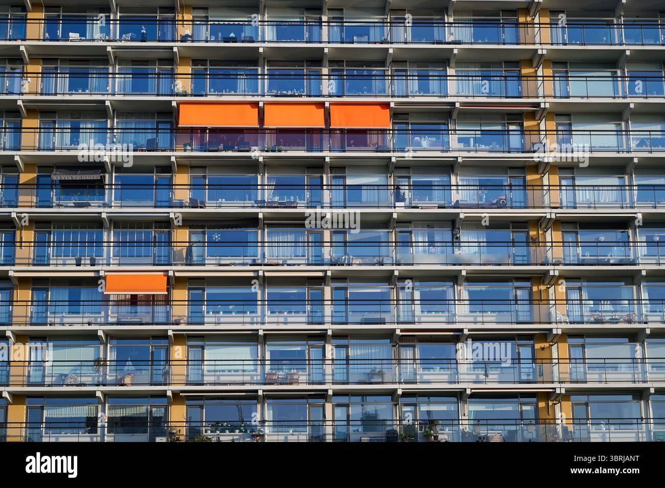 Vue d'un immeuble avec des allées et des balcons à la Haye, pays-Bas Banque D'Images