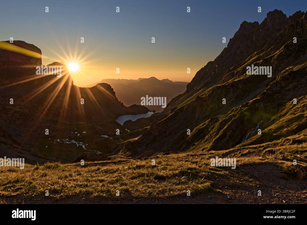 Lumière du soleil au coucher du soleil sur le lac Crozet depuis le col de la Pra, avec en toile de fond le massif de la Chartreuse Banque D'Images