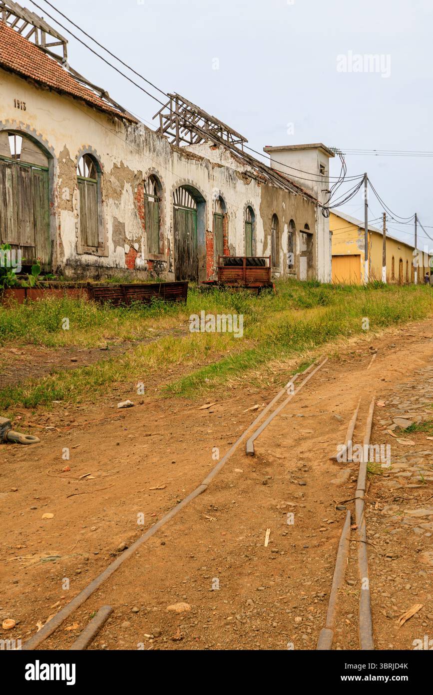 des voies ferrées à moitié enterrées mènent à des entrepôts abandonnés de roca agua ize plantation sao tome un site du patrimoine industriel Banque D'Images des voies ferrées à moitié enterrées mènent à des entrepôts abandonnés de roca agua ize plantation sao tome un site du patrimoine industriel Banque D'Images