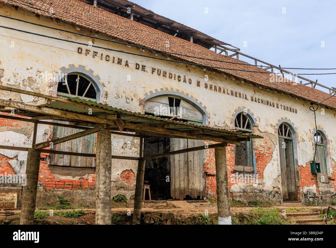 l'extérieur de l'atelier élégamment en décomposition de machines et de métallurgie site du patrimoine industriel d'agua ize plantation coloniale à sao tome Banque D'Images l'extérieur de l'atelier élégamment en décomposition de machines et de métallurgie site du patrimoine industriel d'agua ize plantation coloniale à sao tome Banque D'Images
