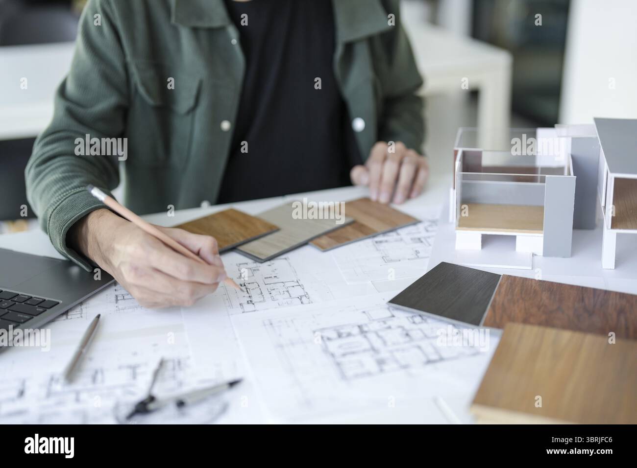 Architecture intérieur Asianman projet créatif plan design maison et choisir les matériaux intérieurs dessinant l'intérieur sur plan Banque D'Images