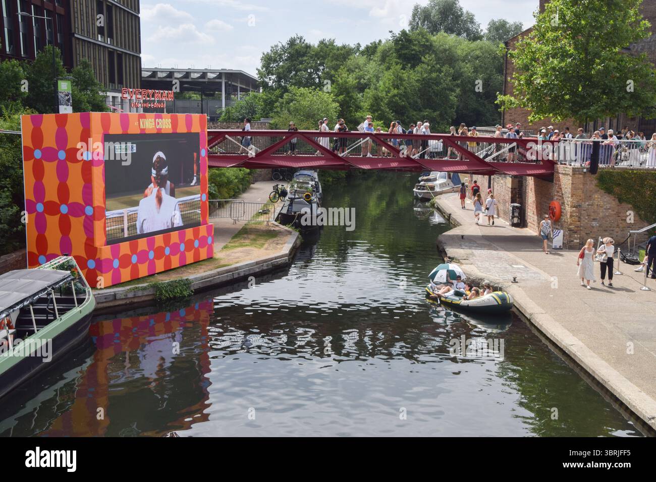 Londres, Angleterre, Royaume-Uni. 13 juillet 2025. Les fans regardent les finales de tennis de Wimbledon sur le grand écran extérieur Everyman depuis un bateau gonflable sur Regent's canal à côté de Granary Square à King's Cross. (Crédit image : © Vuk Valcic/ZUMA Press Wire) USAGE ÉDITORIAL SEULEMENT ! Non destiné à UN USAGE commercial ! Banque D'Images