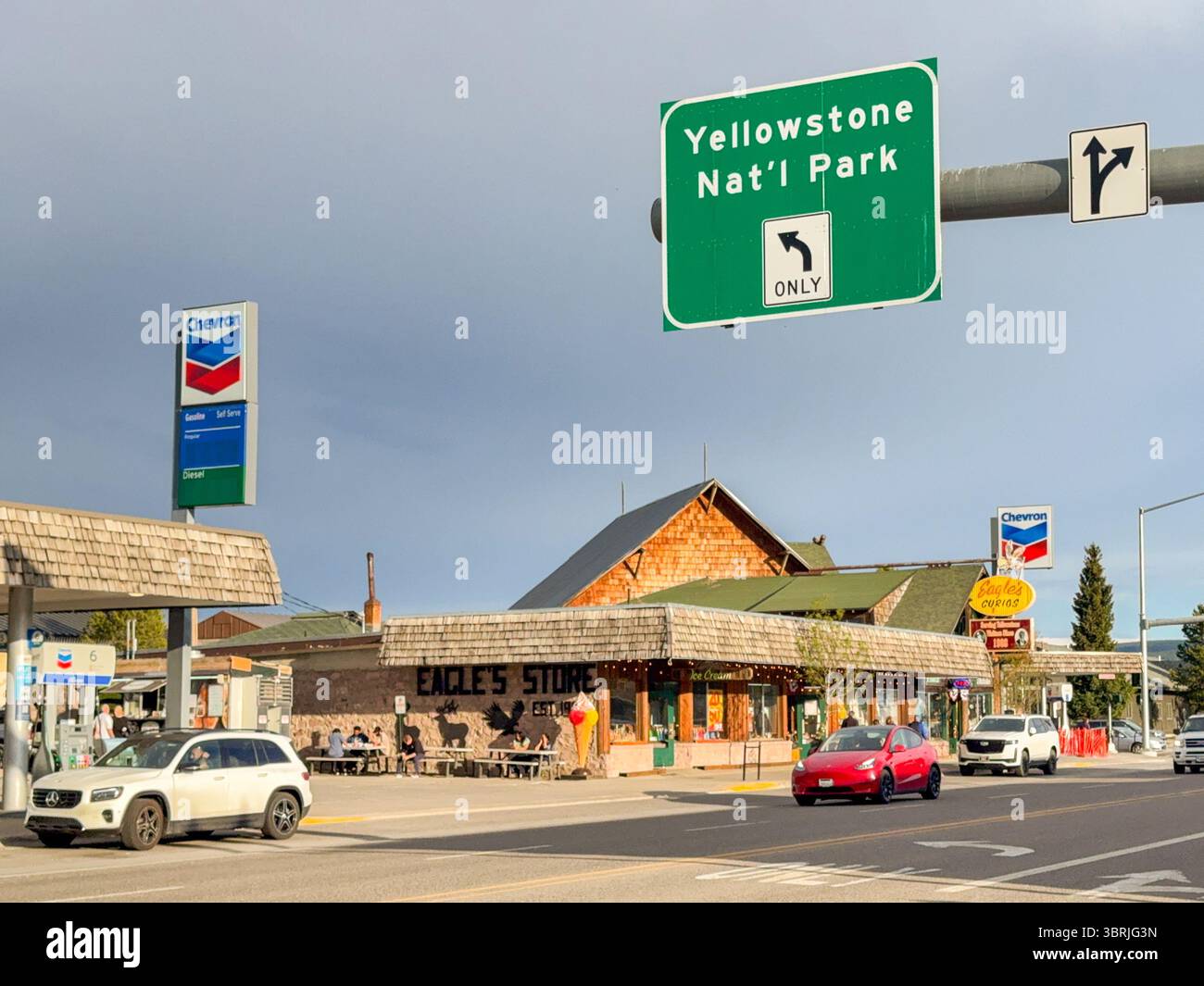 West Yellowstone, Montana, États-Unis - 29 mai 2025 : panneau pour l'entrée du parc national de Yellowstone au-dessus de la rue principale de West Yellowstone. - Image de stock capturée avec un smartphone West Yellowstone, Montana, États-Unis - 29 mai 2025 : panneau pour l'entrée du parc national de Yellowstone au-dessus de la rue principale de West Yellowstone. - Image de stock capturée avec un smartphone