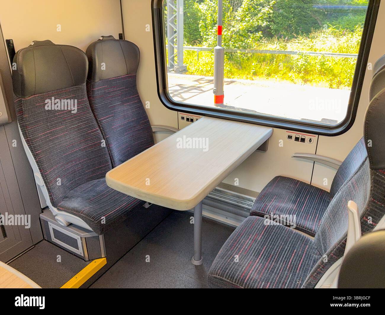 Treforest, Pontypridd, pays de Galles, Royaume-Uni - 18 juin 2025 : sièges à l'intérieur d'un train de banlieue classe 756 du pays de Galles. - Image de stock capturée avec un smartphone