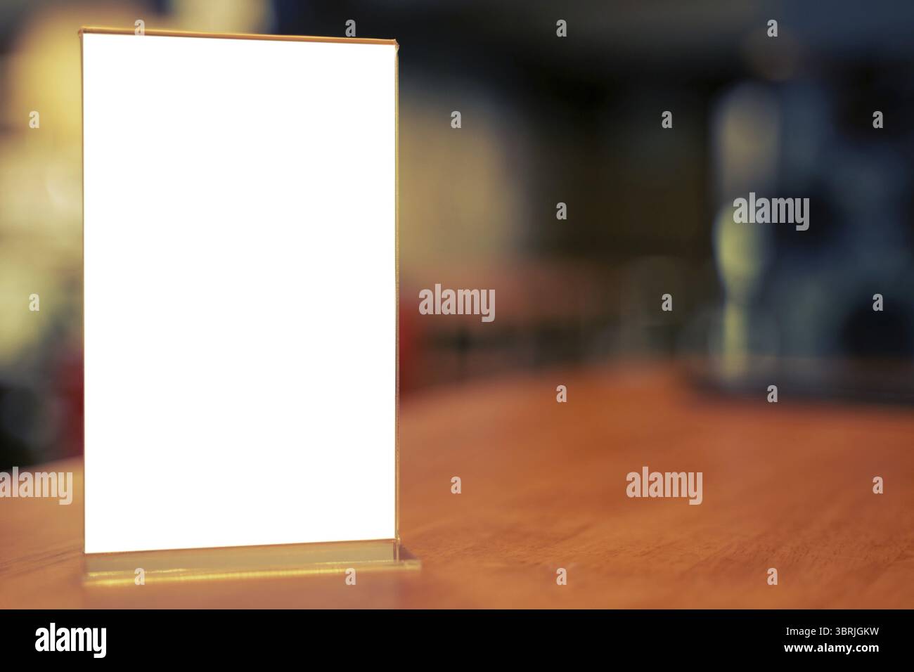 Cadre Menu maquette debout sur la table en bois en bar restaurant café de l'espace pour le texte. Banque D'Images