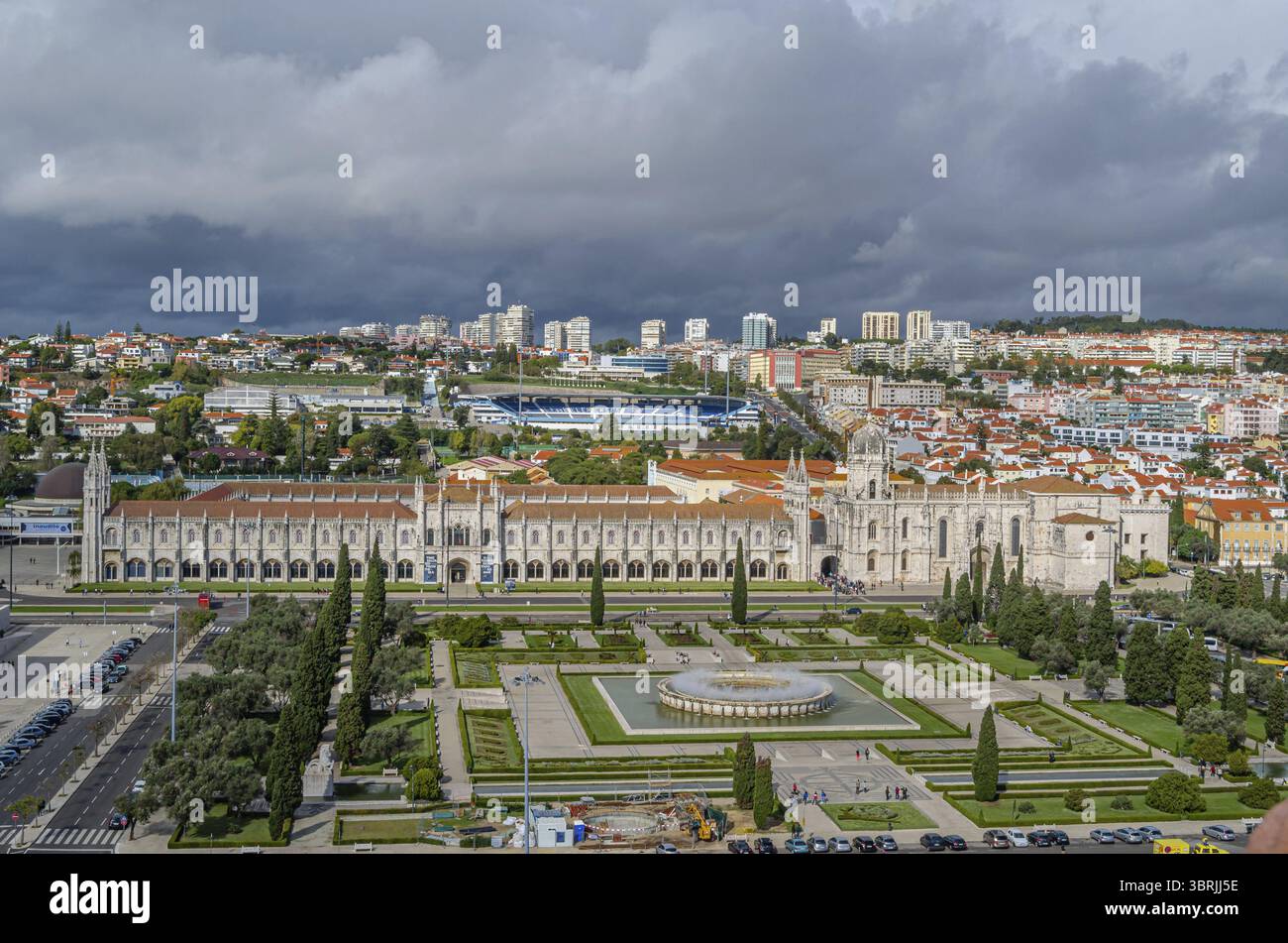 LISBONNE, PORTUGAL - 8 NOVEMBRE 2014 : vue aérienne du monastère des Jeronimos et du stade Restelo (où joue C.F. Belenenses), depuis le sommet du Banque D'Images