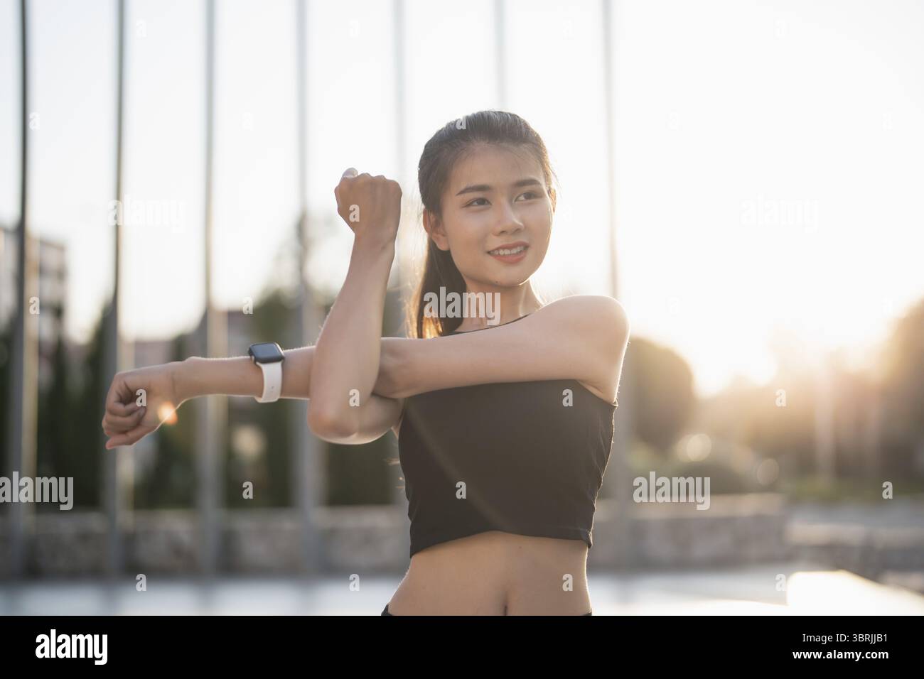 Femme asiatique saine active exerçant des athlètes dans des vêtements de fitness Sunrise sport Girl devant la motivation de la ville pour un mode de vie sain Banque D'Images