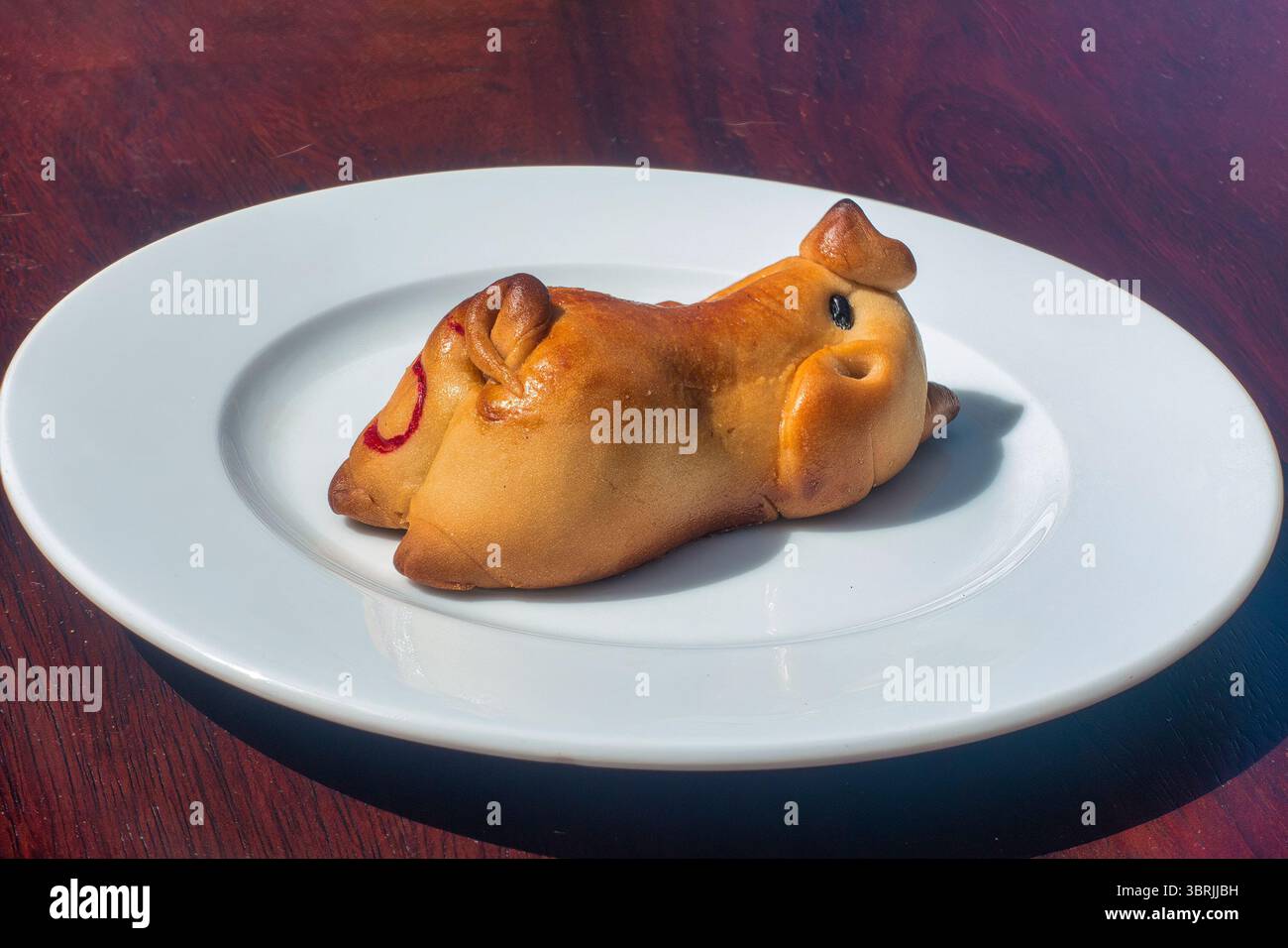 Les gâteaux de lune ont la forme de cochons mignons et sont très populaires parmi les enfants des pays d'Asie de l'est pendant le Festival de la mi-automne. Banque D'Images