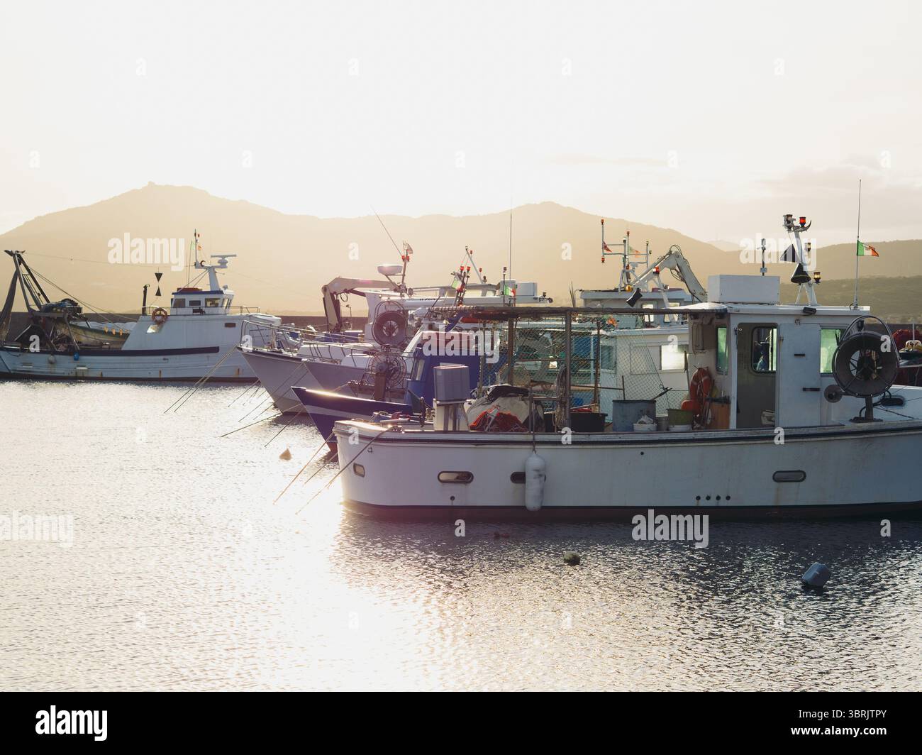 Baie des pêcheurs au coucher du soleil – Golfo Aranci, Sardaigne, Italie, Panorama horizontal Banque D'Images