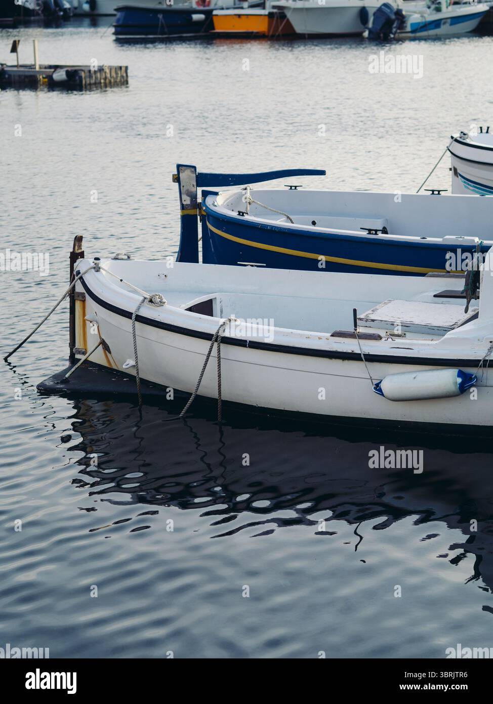 Deux bateaux dans la baie des pêcheurs à Golfo Aranci, Sardaigne, Italie, vertical close up Banque D'Images