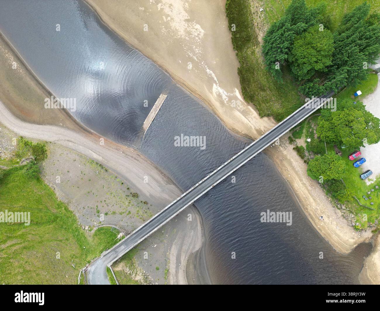 Réservoir Grassholme, Teesdale, comté de Durham, Royaume-Uni. 13 juillet 2025. Météo britannique. Un pont à cheval de bataille submergé en 1914 lorsque la vallée a été inondée par le réservoir Grassholme a commencé à réapparaître à côté du pont moderne alors que la canicule continue à travers le Royaume-Uni. Le pont a réapparu plusieurs fois ces dernières années après des périodes de sécheresse prolongées. Réservoir Grassholme, Teesdale, comté de Durham, Royaume-Uni. Crédit : David Forster/Alamy Live News Banque D'Images