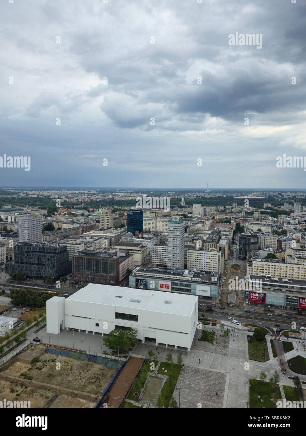 Vue sur le musuem d'art moderne et le centre commercial Wars Sawa Junior depuis le Palais de la culture et des Sciences de varsovie, en Pologne. - Image de stock capturée avec un smartphone