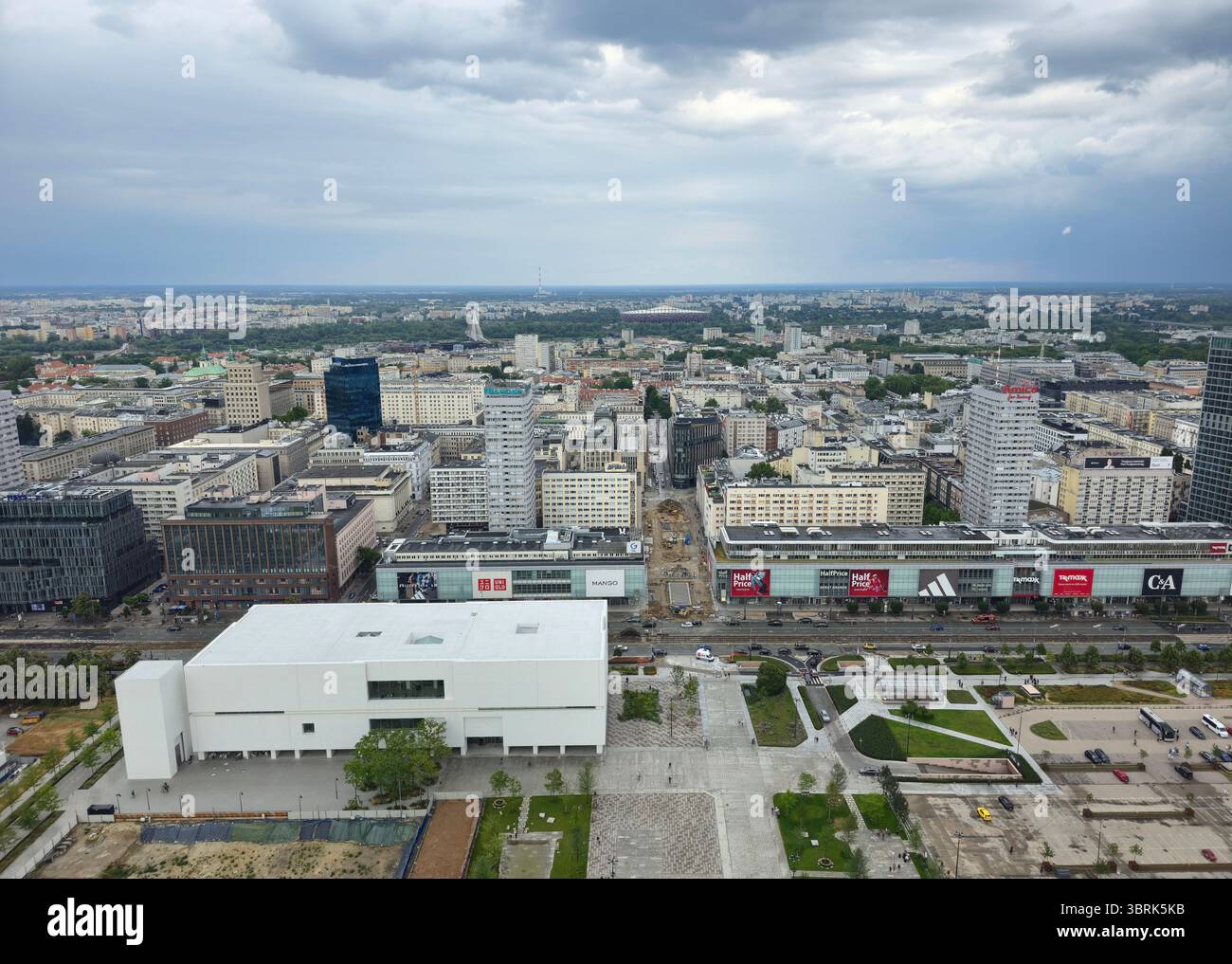 Vue sur le musuem d'art moderne et le centre commercial Wars Sawa Junior depuis le Palais de la culture et des Sciences de varsovie, en Pologne. - Image de stock capturée avec un smartphone