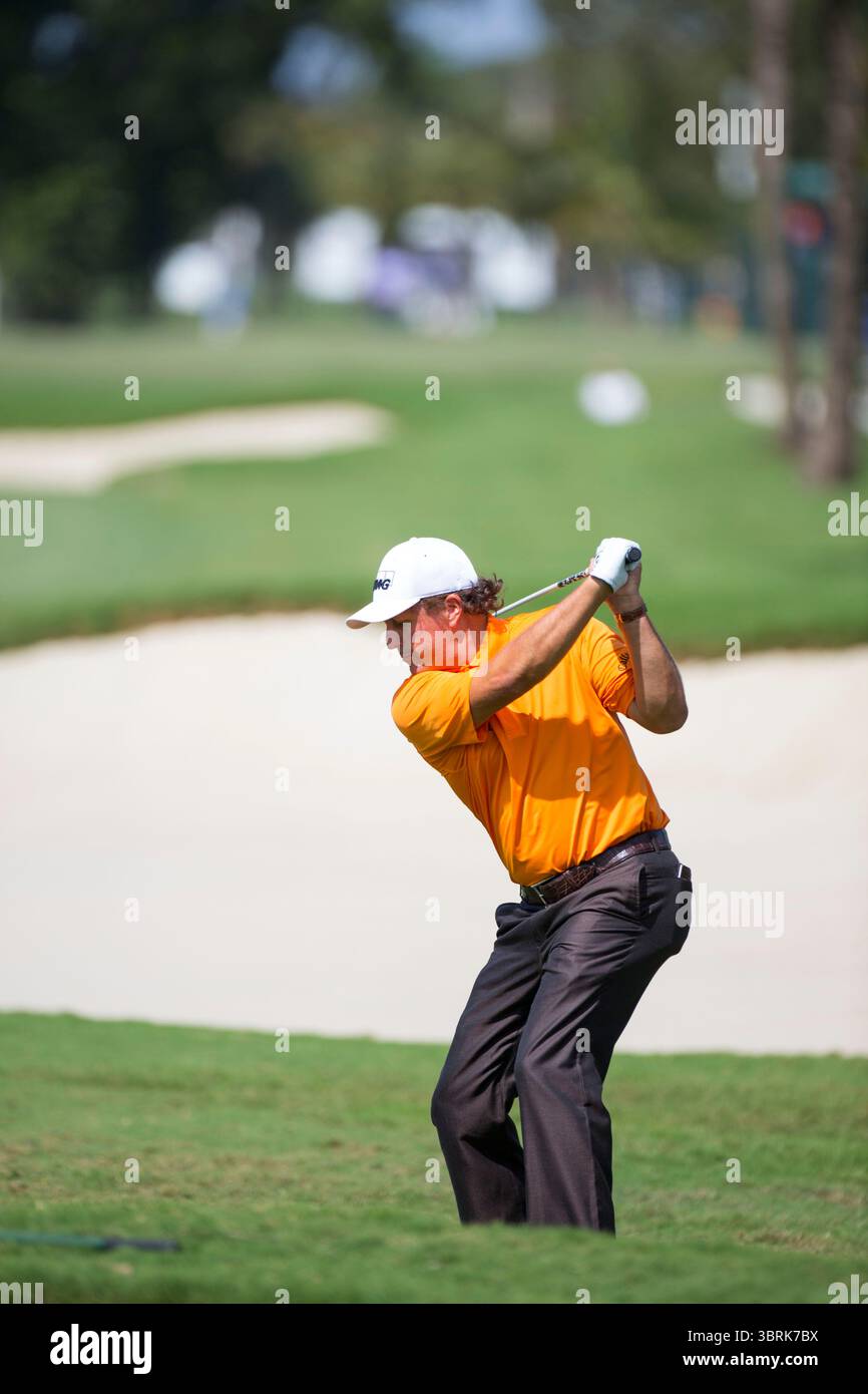 Phil Mickelson 2015 WGC Cadillac Championship, Trump National Doral Blue Monster GC, Miami, Floride, Amérique, États-Unis le Championnat WGC-Cadillac 2015 a eu lieu du 5 au 8 mars 2015, au Trump National Doral à Doral, Floride, sur le célèbre Blue Monster course. Dustin Johnson remporte son deuxième titre aux Championnats du monde de golf avec une performance impressionnante, terminant à 9 sous le par (279). Il a remporté une victoire à quatre temps sur le deuxième le championnat WGC-Cadillac 2015 s'est tenu du 5 au 8 mars 2015 au Trump National Doral à Doral, en Floride, sur le célèbre cours Blue Monster Banque D'Images