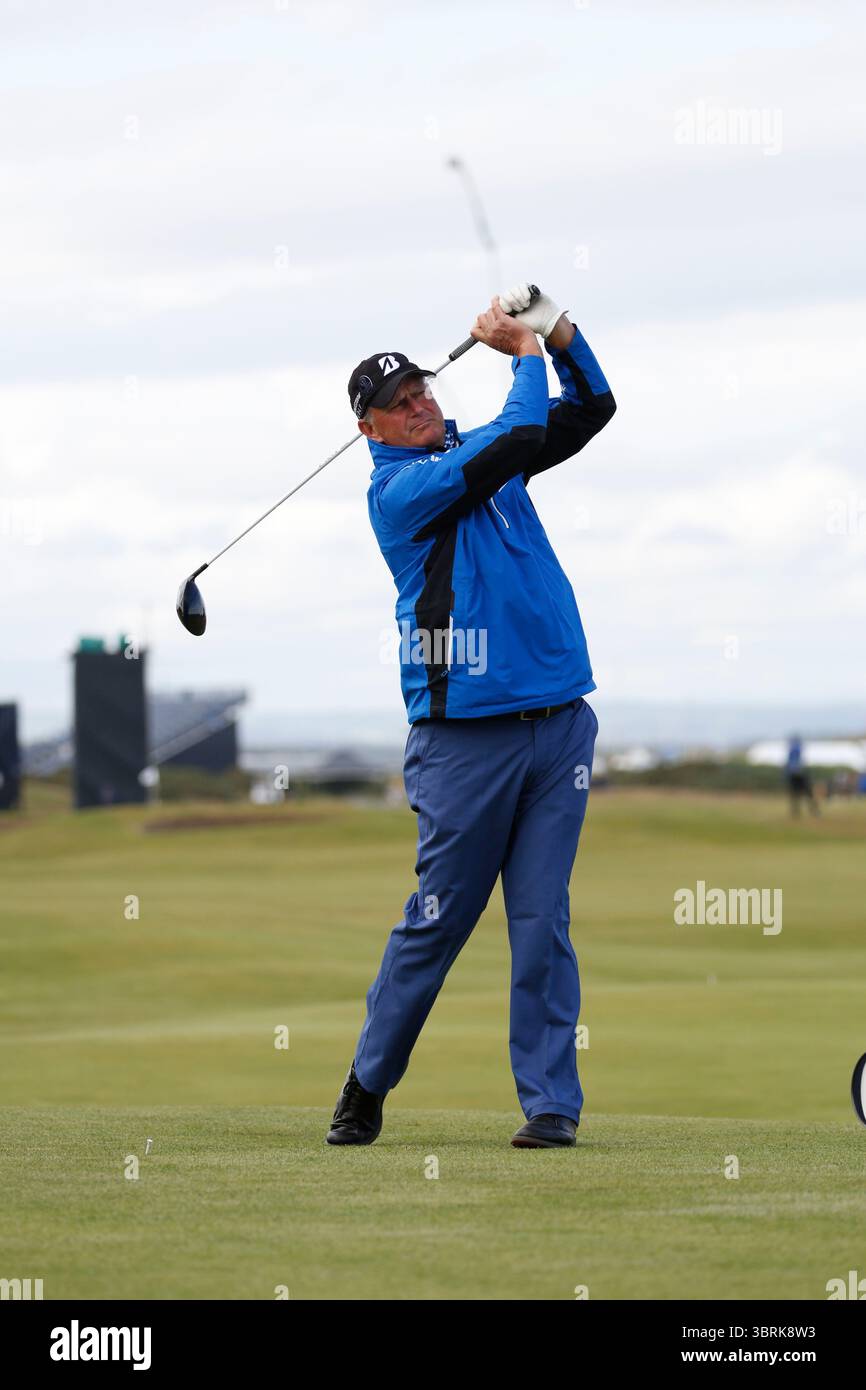 Sandy Lyle jouant dans l'épreuve des champions vainqueurs à l'Open Championship, St Andrews, Écosse juillet 2015 Picture Credit : Mark Newcombe / visionsingolf.com L'Open Championship 2015 était la 144e édition de ce prestigieux tournoi de golf, qui s'est tenu du 16 au 20 juillet 2015, au Old course historique de St Andrews à Fife, Écosse. Cet événement a marqué la 29e fois que l'Open a été accueilli à St Andrews, souvent désigné comme la « maison du golf ».​ Banque D'Images