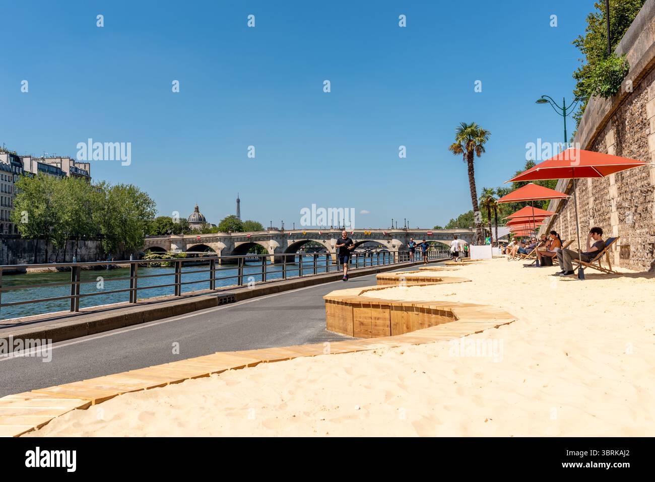 Paris plage (Paris Beach) une plage artificielle sur les rives de la Seine. Une plage artificielle avec transats, palmiers, activités et musique Banque D'Images