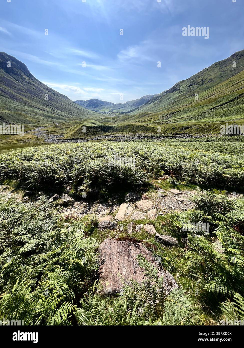 Stries sur un rocher à la tête de Mickleden, Langdale dans le Lake District, une vallée glaciaire classique en forme de U avec des collines morainiques, regardant vers le sud-est Banque D'Images
