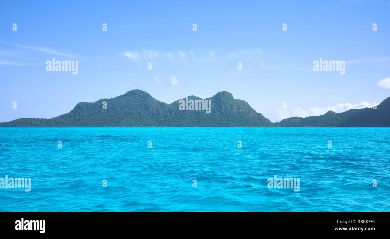 Bohey Dulang Island, deuxième plus grande île du parc marin de Tun Sakaran à Semporna, Bornéo, Malaisie. Banque D'Images