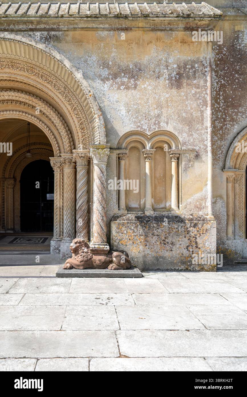 Porte d'église en pierre sculptée ornée avec Lion supportant un pilier Banque D'Images