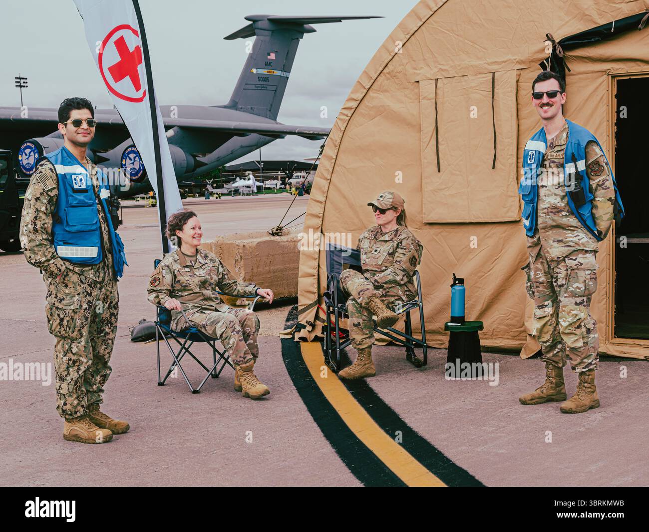 Équipe médicale militaire AMÉRICAINE stationnée dans une tente médicale de campagne pendant le spectacle aérien McGuire AFB, New Jersey, le 16 mai 2025. Moment décontracté avec équipage en uniforme a Banque D'Images