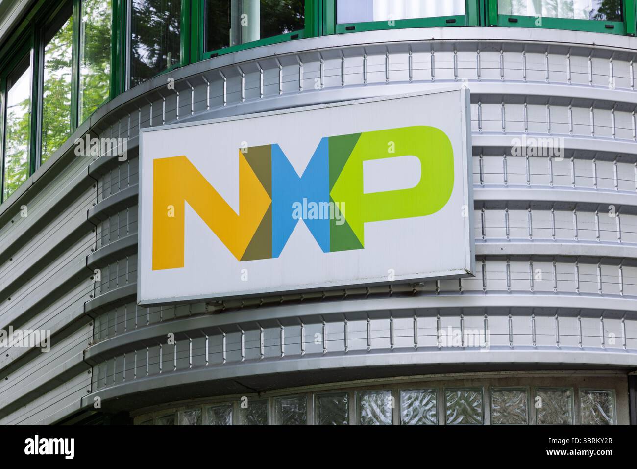 Le logo coloré de NXP Semiconductors est bien visible sur une façade de bâtiment moderne, symbolisant l'innovation dans la technologie et l'électronique. Delft, N. Banque D'Images