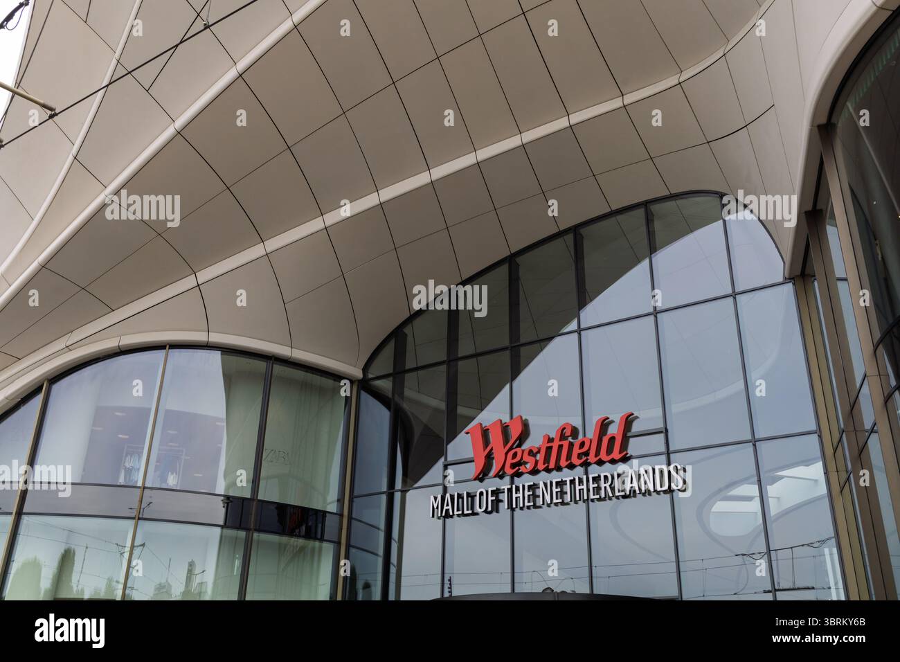 Vue architecturale moderne du Westfield Mall de l'entrée des pays-Bas, mettant en valeur les courbes élégantes et le design élégant. Leidschendam, pays-Bas, 31 Banque D'Images