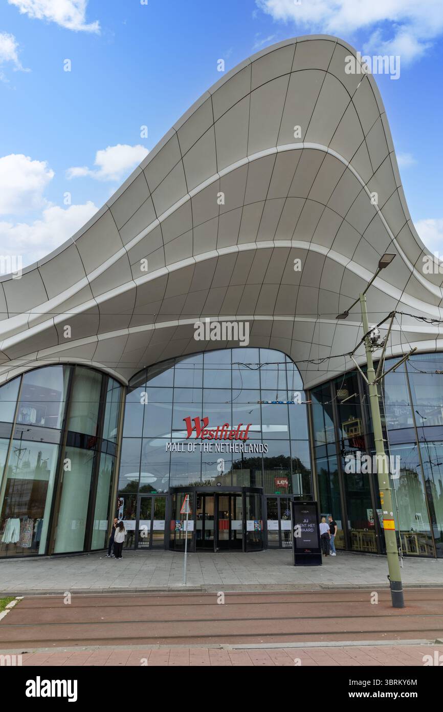 L'entrée frappante du Westfield Mall des pays-Bas, mettant en valeur son architecture ondulée distinctive et un ciel vibrant. Leidschendam, pays-Bas, Banque D'Images