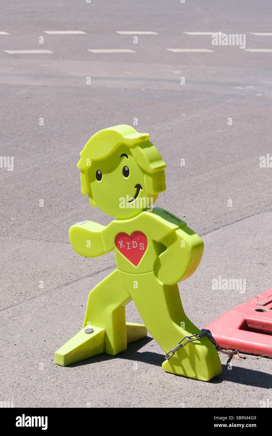 Berlin, Allemagne, 30 juin 2025, Streetbuddy vert comme un affichage pour attirer l'attention sur les enfants dans la circulation Banque D'Images