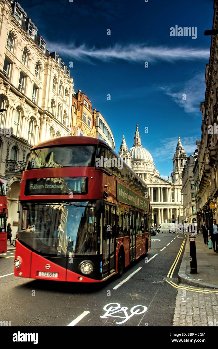 bus à impériale emblématique à londres Banque D'Images