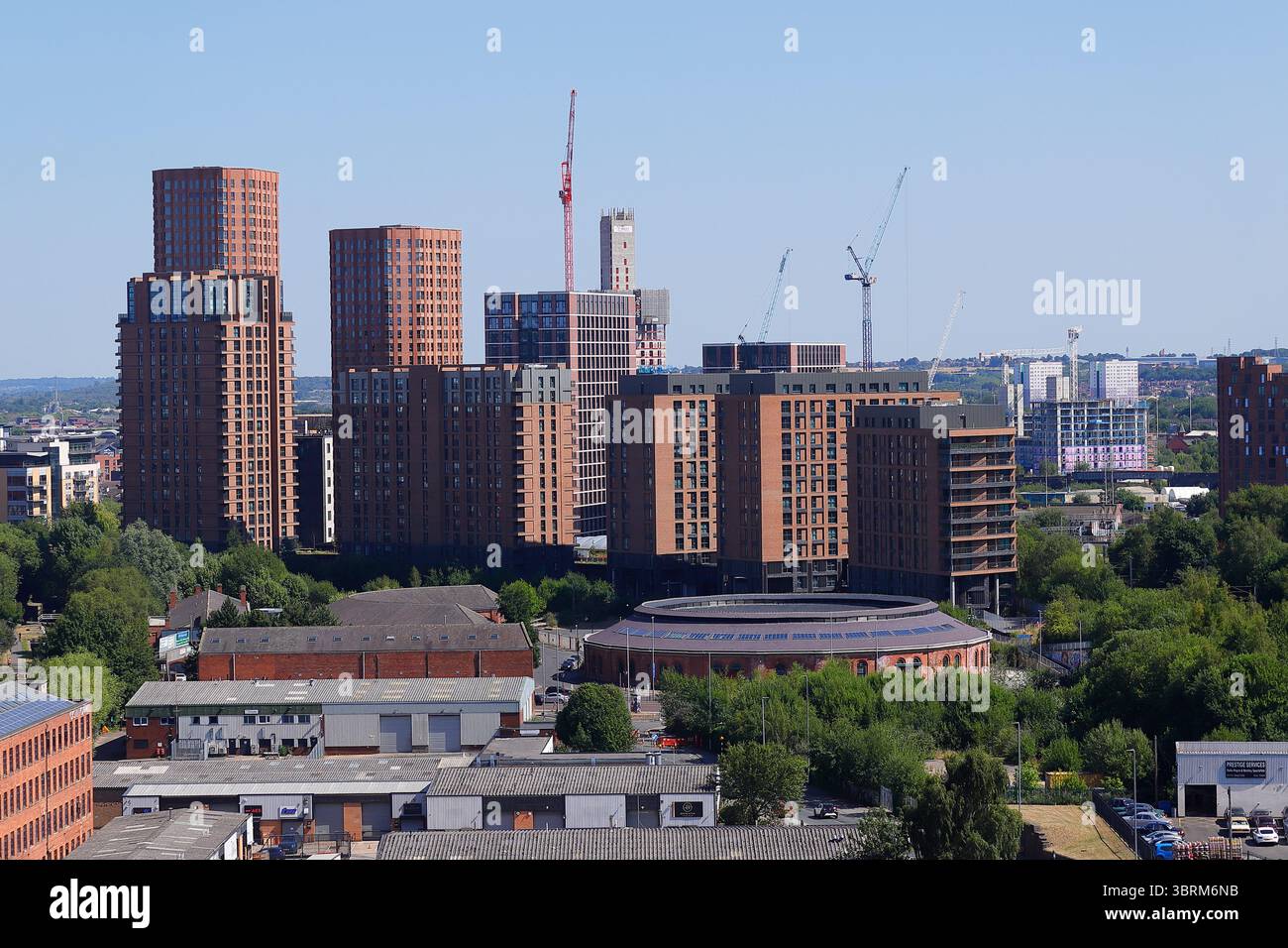 En regardant vers de nouveaux appartements et bâtiments en construction dans la région de South Bank de Leeds à Holbeck, West Yorkshire, Royaume-Uni Banque D'Images