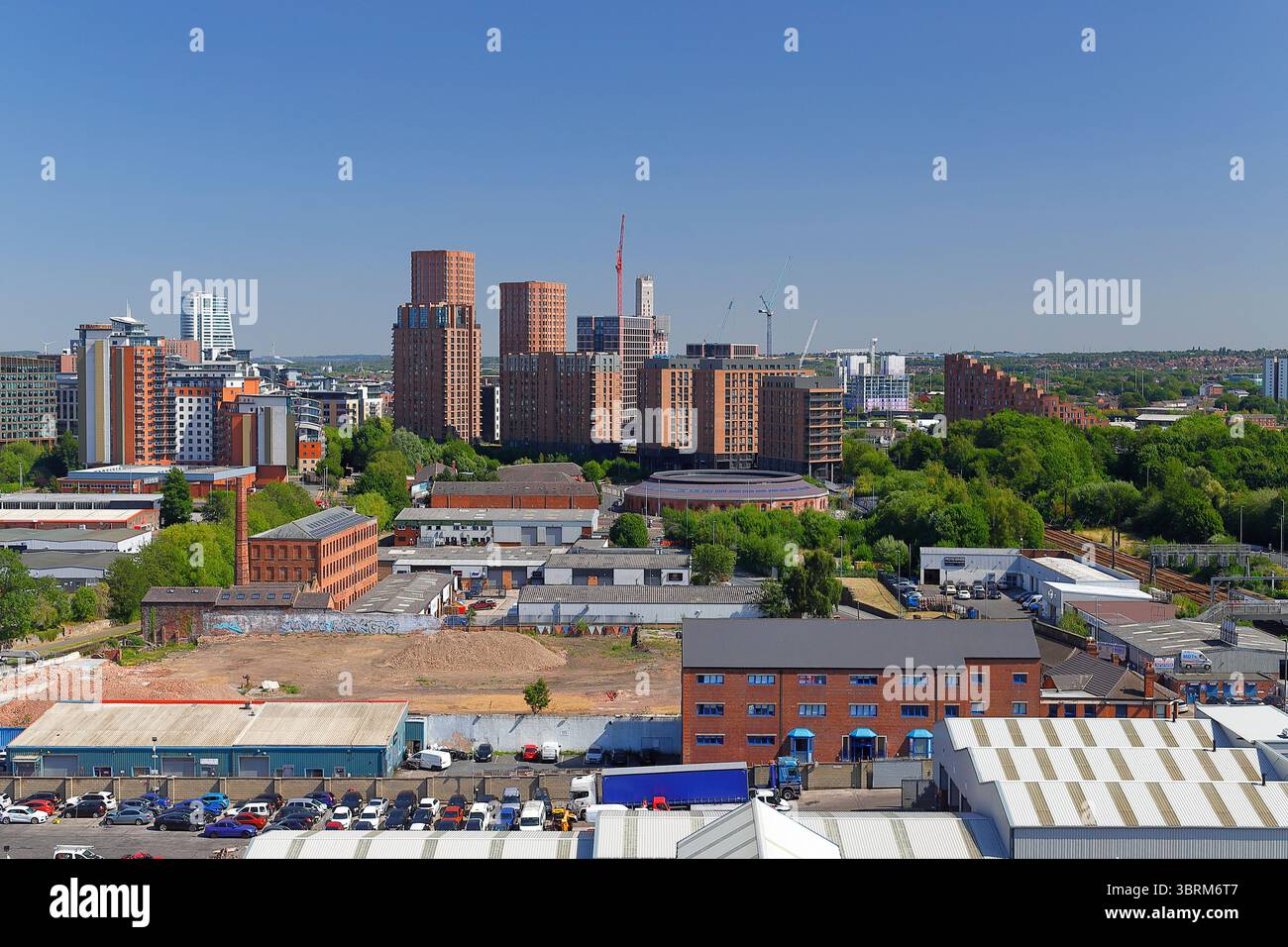 En regardant vers de nouveaux appartements et bâtiments en construction dans la région de South Bank de Leeds à Holbeck, West Yorkshire, Royaume-Uni Banque D'Images