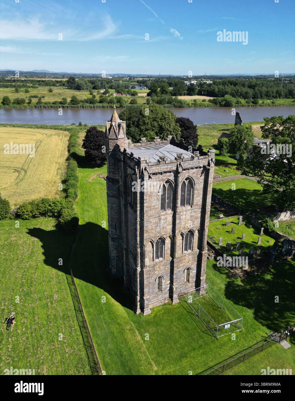 Vue aérienne par drone de l'abbaye et du village de Cambuskenneth, Stirlingshire, Écosse Banque D'Images