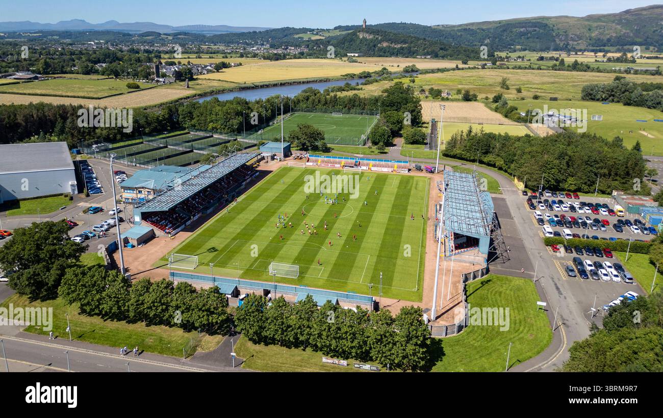 Vue aérienne par drone du stade Forthbank, stade du club de football Stirling Albion, Stirling, Écosse, Royaume-Uni. Banque D'Images