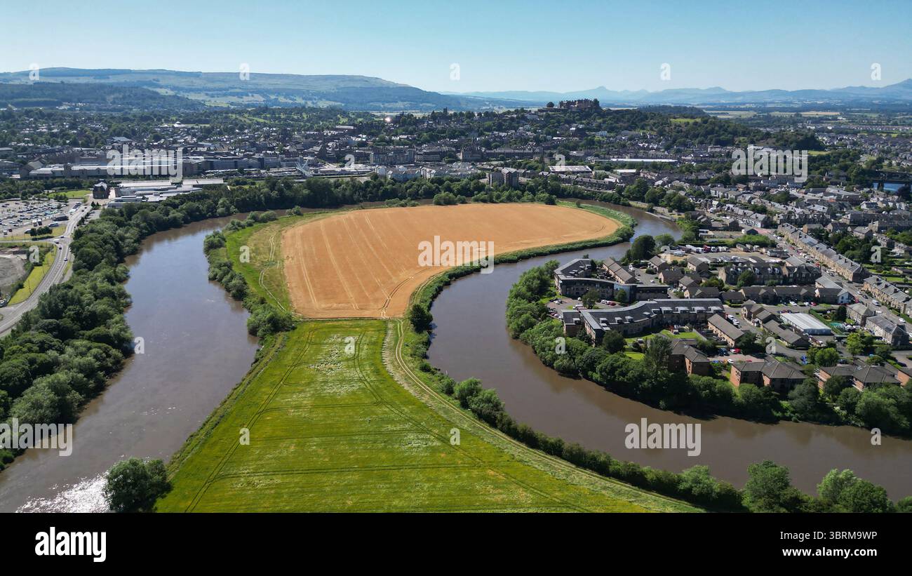 Vue aérienne par drone de la rivière Forth alors qu'elle serpente devant la ville de Stirling, en Écosse. Banque D'Images